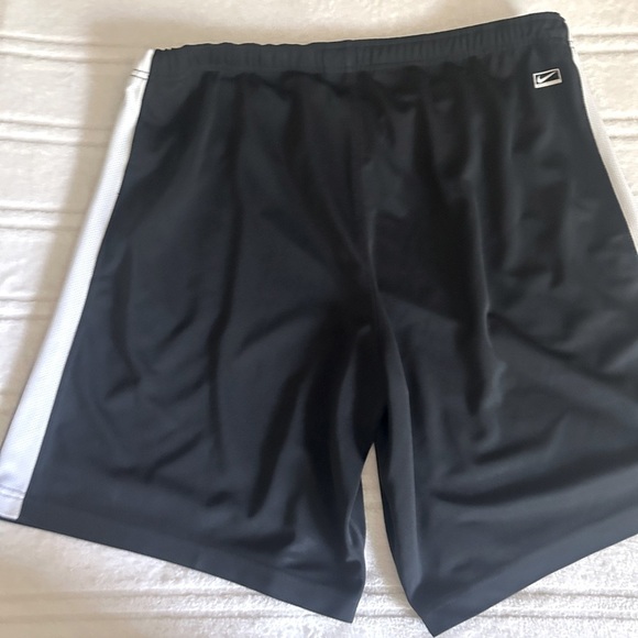 Nike Black and White Athletic Mens Shorts  Lightweight Performance​​ - Picture 1 of 12